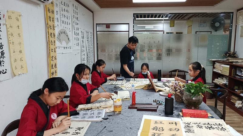 成人高考毕业证书样本通常包括以下特点：