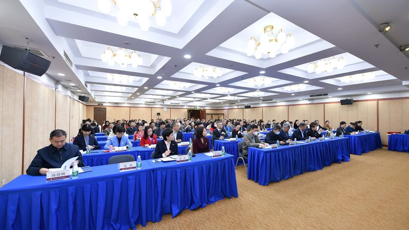 学历提升，职场再出发：成人教育学历在求职中的优势与误区**