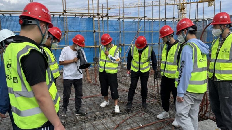 理论知识学习完成后，需要进行实践操作技能训练。可以通过以下几种方式进行：